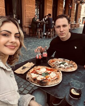 Tara Thaller Instagram - Just eat 😋