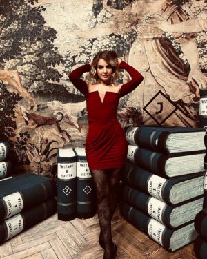 Tara Thaller Instagram - Journal Xmas Dinner pt.2 🎄🥂

the dress @dianaviljevac 
mua @sekakozul 
hair @primevision.salon & @nashiargancroatia