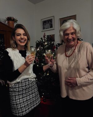 Tara Thaller Instagram - My only wish for the new year is for us to continue creating memories together. Have a good one! 🥂✨