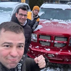 Taras Stadnytskyi Instagram - «ой, а ви їздили ото по Канаді – і де то ті всі гроші??? знаємо ми такі благодійні концерти!» - пишуть деякі люди. 
люди, які не мають жодного відношення ні до організації концертів, ні до… та ні до чого не мають відношення, крім своїх жовчних ядучих коментарів та повідомлень

такі люди думають, що ти приїжджаєш на одинадцятому місяці повномасштабної війни на кордон з Польщею – і тут вже стоять майже нові, неїжджені машини по 1000$ за штуку, за 5 мінут оформляються документи, зразу в сусідньому боксі сталеві коняки фарбуються – і з повними баками хрін зна де взятої солярки пензлюють прям на фронт

цей пост не для них (бо їхню думку і їхні поради я в сраці мав)

цей пост для тих, хто приходив в Канаді на концерти і своїм квитком-донатом та участю в аукціонах доклався до нашої спільної допомоги.
цей пост для тих, хто своїми кожноденними кавами не забуває про хлопців та дівчат, завдяки яким це кавопиття можливе.
цей пост для тих, у кого, прочитавши його, стане чуть-чуть тепліше у грудях – бо він зрозуміє, що ця подяка для нього

два дні тому наші хлопці з @vipternopil_official виїхали в Швейцарію по машини. на даний час куплено 5 штук, шукають ще, щоб завезти їх всіх однією партією

дякую всім, хто долучається 💪