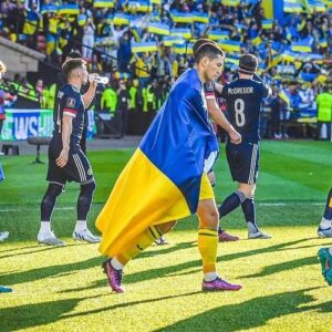 Taras Stepanenko Instagram - 💙💛 Синьо-жовті трибуни у Глазго.
⠀
Гімн України всім стадіоном 🙌
⠀
Шалена енергетика на полі!
⠀
Перемога 💪
⠀
Дякую вболівальникам у всьому світі за підтримку 🙏