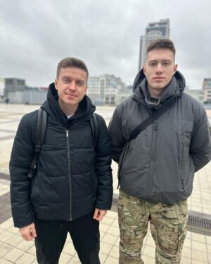 Taras Stepanenko Instagram - Молодий футболіст Шахтаря, Володимир Сегеда, призупинив спортивну кар’єру, щоб захищати Україну🇺🇦
Його бригада НГУ бореться зараз проти окупантів на Куп’янському напрямку🥷

Ми запускаємо благодійний аукціон на підтримку сил оборони та підрозділу @segedavl !
Наша ціль - разом зібрати 500 000 грн. на розвідувальні дрони та пікап🤝

Загалом розігруємо 10 унікальних лотів:
👕 5 наших футболок Шахтаря з автографами всієї команди
👟 4 пари бутс Степаненка, Судакова, Сікана, Бондаренка з автографами 
🧤 1 пара рукавичок Пятова з автографом

Участь в аукціоні бере кожен, хто зробить донат від 100 грн на монобанку створену @povoroznyuk_dmytro 👍
Посилання на аукціон в шапці профілю☝️
Чим більший донат - тим більше шансів на перемогу.
Тобто 1000 грн і твоє ім’я у списку учасників розіграшу - 10 разів.
Будь-ласка, вказуйте номер телефону або емейл в коментарі до переказ, щоб ми могли зв‘язатися з вами📱

❗️За 50 000 ти ГАРАНТОВАНО отримаєш будь-який із лотів

Переможці будуть визначені рандомно 18 лютого👋
Давайте разом допоможемо українським захисникам🤜🤛