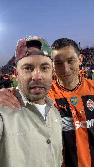 Taras Stepanenko Instagram - 🙏 Слава Збройним силам України! Слава Україні! 🇺🇦
⠀
🎙 Андрій Бєдняков 🧡 Тарас Степаненко🎙
⠀
#Shakhtar #Україна #Ukraine #ЗСУ