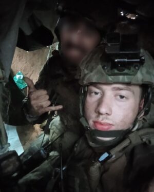 Taras Stepanenko Instagram - Молодий футболіст Шахтаря, Володимир Сегеда, призупинив спортивну кар’єру, щоб захищати Україну🇺🇦
Його бригада НГУ бореться зараз проти окупантів на Куп’янському напрямку🥷

Ми запускаємо благодійний аукціон на підтримку сил оборони та підрозділу @segedavl !
Наша ціль - разом зібрати 500 000 грн. на розвідувальні дрони та пікап🤝

Загалом розігруємо 10 унікальних лотів:
👕 5 наших футболок Шахтаря з автографами всієї команди
👟 4 пари бутс Степаненка, Судакова, Сікана, Бондаренка з автографами 
🧤 1 пара рукавичок Пятова з автографом

Участь в аукціоні бере кожен, хто зробить донат від 100 грн на монобанку створену @povoroznyuk_dmytro 👍
Посилання на аукціон в шапці профілю☝️
Чим більший донат - тим більше шансів на перемогу.
Тобто 1000 грн і твоє ім’я у списку учасників розіграшу - 10 разів.
Будь-ласка, вказуйте номер телефону або емейл в коментарі до переказ, щоб ми могли зв‘язатися з вами📱

❗️За 50 000 ти ГАРАНТОВАНО отримаєш будь-який із лотів

Переможці будуть визначені рандомно 18 лютого👋
Давайте разом допоможемо українським захисникам🤜🤛