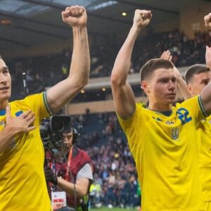 Taras Stepanenko Instagram - 💙💛 Синьо-жовті трибуни у Глазго.
⠀
Гімн України всім стадіоном 🙌
⠀
Шалена енергетика на полі!
⠀
Перемога 💪
⠀
Дякую вболівальникам у всьому світі за підтримку 🙏