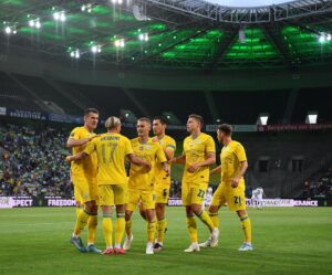 Taras Stepanenko Instagram - Зараз ми у Німеччині, а серце вдома.
Ми граємо у футбол, а думки у Маріуполі.
Радіємо голу, а душа болить...
⠀
Кожен крок та дія з Україною в унісон.
Кожна перемога важлива!
⠀
Дякую, @borussia , за цей матч 🙏
⠀
Хлопці @mmudryk10 та @pikhalonok76 , вітаю з дебютами 💪 у збірній 🇺🇦