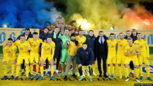 Taras Stepanenko Instagram - Ми, футболісти України, спільно з групою волонтерів із БФ «Трибуна Героїв» @tykhonamosov , @dmytro.kukuruza , @mxat_trudovik , об'єдналися для дуже важливого проєкту.
⠀
Футбол — це не лише гра чи робота, а ще й сильні емоції від взаємної підтримки.
⠀
Підтримку фанів складно описати словами. Іноді вона є головною мотивацією для футболіста.
⠀
І кілька слів про те, що в Україні фанатський рух особливий. Ми забули про всі внутрішні конфлікти, коли 2014 року з'явився спільний ворог. Об'єдналися та стали однією з найактивніших сил в Україні у боротьбі за Свободу.
⠀
Футбольні фанати стали біля джерел визвольної боротьби й зараз. Вони з перших днів повномасштабного вторгнення захищають країну у перших рядах. Ось ці принципи згуртованості та взаємної підтримки є всередині фанатського руху та у стосунках з футболістами. Тому ми підтримуємо своїх.
⠀
Наразі запущено проєкт зі збору коштів на велику закупівлю тактичних касок для захисту життя тих, хто захищає нас із лав футбольних фанатів.
⠀
У планах зробити закупівлю на 300 одиниць. Для цього необхідно зібрати 150 000,00 євро. Частину коштів уже зібрано волонтерами, частину закриваємо ми від імені українських футболістів, але потрібна і ваша допомога. Адже ви така ж частина великої справи. Разом ми наблизимо нашу перемогу!
⠀
Реквізити для донатів:
⠀
1. Карта Приват:
4149439315438998
Тихон Амосов
⠀
2. PayPal:
14amosov@gmail.com
⠀
3. USDT - TRC20
TB55dXSbqj7TxnqRVbxwScdtavGKGnE1Tz
⠀
Навіть мінімальна сума — вже великий внесок для збереження життів своїх.
⠀
Слава Україні 🇺🇦