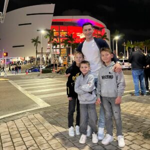 Taras Stepanenko Instagram - Безцінний час з родиною. Цінуй момент. Насолоджуйся кожною хвилиною❤️❤️❤️ 

P. S. Дружина сказала , що їй не подобається зачіска, тому залишилась за кадром😁