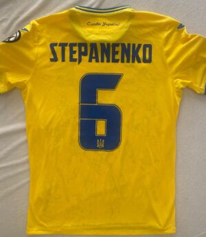 Taras Stepanenko Instagram - БЛАГОДІЙНИЙ АУКЦІОН
⠀
Виставляю на аукціон свою ігрову футболку з матчу Україна-Англія з підписами гравців національної збірної України з футболу.
Якщо ви давно хотіли такий футбольний ексклюзив, це ваш шанс 👍
⠀
Аукціон проводжу для:
➡️ дивізіону 5 ОШБр;
➡️ закупівлі засобів звʼязку, безпілотників, ремонту авто, автозапчастин та іншого технічного забезпечення.
⠀
Беручи участь, ви отримуєте футболку та підтримуєте захисників 🇺🇦 Наша з вами відповідальність, тих, хто має змогу працювати та займатись улюбленою справою, в Україні чи за кордоном - забезпечити всім необхідним героїв, які стали на наш захист, на захист країни.
⠀
Умови розіграшу:
⠀
❗️Стартова ціна - 5 000 грн
❗️Мінімальний крок - 500 грн
❗️Результат оголошення переможця - 28 вересня, о 20:00
⠀
Будь ласка, дотримуйтесь таких правил:
1. Взяти участь можуть лише повнолітні особи та відкриті акаунти.
2. Коментарі зі сторінок, які не можуть підтвердити свою ставку, видалятимуться.
3. Підвищити ставку можна не менш ніж на мінімальний крок.
4. Повторно можна залишати ставку не менш ніж за 20 хвилин після попередньої.
5. Переможцем аукціону стане той, хто запропонує найбільшу суму в коментарях.
6. Переможець аукціону має оплатити лот за 2 календарні дні.
7. В разі несплати у визначений термін, право отримання лота переходить до автора попередньої найвищої ставки.
⠀
Репост посту з аукціоном обов'язковий ‼️
⠀
➡️ Сума, необхідна для покриття потреб дивізіону 5 ОШБр - 320 тисяч гривень.
У сторі залишу відео зі зверненням та лінк на монобанку, куди ви можете окремо зробити донат.
