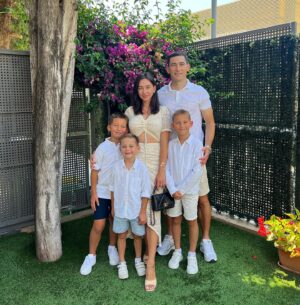 Taras Stepanenko Instagram - Ще один навчальний рік позаду . І я дуже пишаюсь хлопцями і дружиною. Ви молодці❤️