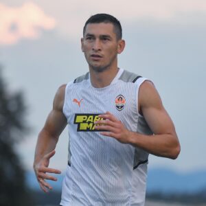 Taras Stepanenko Instagram - Сьогодні ми закінчили підготовку, та нарешті повертаємось додому 🇺🇦.

Будується нова команда, новий Шахтар. Де буде багато української талановитої молоді, яка у майбутнєму поповнить ланки національної збірної України. 

Але для цього кожен повинен працювати над собою кожен день, та брати відповідальність на себе вже зараз, тому що часу на роздуми не залишається, а давати результат треба вже сьогодні.

Мабуть, новий сезон буде найважчим у моїй кар’єрі.  Але чим важче завдання , тим цікавіше його виконувати. Ми готові…⚒

«Я їду додому»☺️🇺🇦🙌🏻