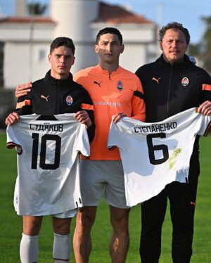 Taras Stepanenko Instagram - Молодий футболіст Шахтаря, Володимир Сегеда, призупинив спортивну кар’єру, щоб захищати Україну🇺🇦
Його бригада НГУ бореться зараз проти окупантів на Куп’янському напрямку🥷

Ми запускаємо благодійний аукціон на підтримку сил оборони та підрозділу @segedavl !
Наша ціль - разом зібрати 500 000 грн. на розвідувальні дрони та пікап🤝

Загалом розігруємо 10 унікальних лотів:
👕 5 наших футболок Шахтаря з автографами всієї команди
👟 4 пари бутс Степаненка, Судакова, Сікана, Бондаренка з автографами 
🧤 1 пара рукавичок Пятова з автографом

Участь в аукціоні бере кожен, хто зробить донат від 100 грн на монобанку створену @povoroznyuk_dmytro 👍
Посилання на аукціон в шапці профілю☝️
Чим більший донат - тим більше шансів на перемогу.
Тобто 1000 грн і твоє ім’я у списку учасників розіграшу - 10 разів.
Будь-ласка, вказуйте номер телефону або емейл в коментарі до переказ, щоб ми могли зв‘язатися з вами📱

❗️За 50 000 ти ГАРАНТОВАНО отримаєш будь-який із лотів

Переможці будуть визначені рандомно 18 лютого👋
Давайте разом допоможемо українським захисникам🤜🤛