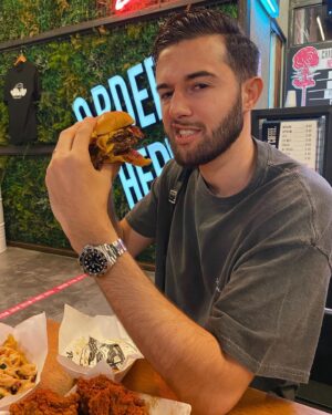Tarek Benattia Instagram - La guerre à l’heure du ftour 🤣 🍔