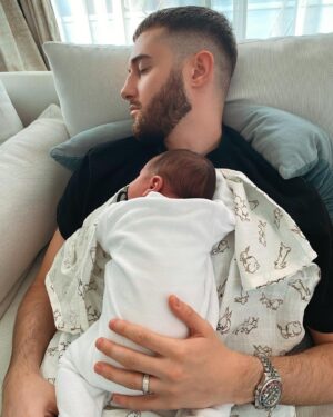 Tarek Benattia Instagram - Depuis ton arrivée les nuits sont courte mais l’amour que tu as apporté dans ma vie est indescriptible mon fils je t’aime plus que tout au monde 🌎 👼🏻💙.