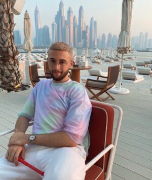 Tarek Benattia Instagram - Mes derniers jours avant de devenir papa 🤣 en tout cas j’espère que vous allez bien et surtout gardez la pêche 🍑 avec ce deuxième confinement 😡