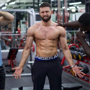 Tarek Benattia Instagram - Après 16 mois d’entraînements intensifs une prise de masse de plus d’un an , 5 entraînement par semaine non stop ✋ , une diet Irréprochable  j’y suis enfin arrivé 80kg pour 1m80 , comme quoi avec une détermination de fou tout est possible !! 

Ceux qui me demandent pourquoi j’ai commencé pour vous répondre honnêtement je n’arrivais plus à me regarder dans une glace sur la deuxième photo je pesait 60kg c’était il y’a 2 ans ...

Aujourd’hui je suis fière de vous dévoiler enfin ma transformation dites moi ce que vous vous en pensez ?

Un grand merci à mon frero @yek.eni qui ma coatché toute ma transformation et m’a toujours motivé même quand elle était pas au rendez-vous 💪🏻💪🏻🏴‍☠️