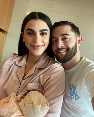 Tarek Benattia Instagram - WELCOME LAYA BENATTIA !☀️🙌🏻

Allah à remplis notre cœur de bonheur une deuxième fois , nous avons accueilli notre petite princesse de 2kg8 hier à 18H26 , nous sommes tellement reconnaissants de ce que Dieu nous à apporter nous sommes désormais au complet , Al Hamdoullilah 🤲🏻💕