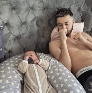 Tarek Benattia Instagram - Aujourd’hui c’est moi qui le protège demain ça sera lui .. je t’aime mon petit ange 👼🏻 bientôt 4 mois il grandi trop vitte j’ai l’impression que c’était hier !!