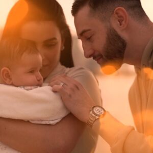 Tarek Benattia Instagram - C’est avec une joie immense et beaucoup d’hésitation qu’aujourd’hui nous avons décidé de vous dévoiler la prunelle de nos yeux , notre raison de vivre notre fils ❤️ 

avouez qu’il me ressemble vous en pensez quoi ?  @cameliiab