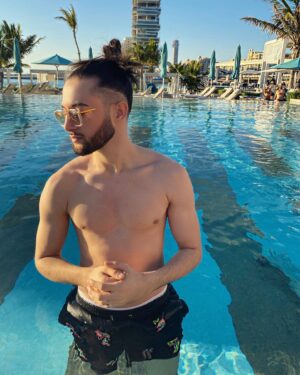 Tarek Benattia Instagram - En détente 🇦🇪