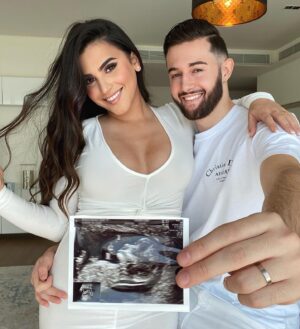 Tarek Benattia Instagram - J’ai l’immense joie de vous annoncer que ma femme et moi attendons notre premier enfant. Encore du mal à me rendre compte que dans quelques mois nous serons trois mais le bonheur est déjà là ! Hâte de devenir papa , Merci mon Dieu ❤️🙏🏻👶🏻