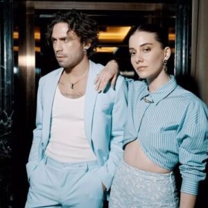Taro Emir Tekin Instagram - ELLE Pop Up’ın ‘Şehirde Yaz’ temalı sayısını, Beymen Club’ın şehirde yazı yaşayanlar ve gittiği yere şehri de götürenlerden ilham alan İlkbahar/ Yaz koleksiyonuyla çektik. İstanbul’u ve metropol hayatını sorduğumuzda Beril Pozam, “Doğma büyüme İstanbulluyum fakat hâlâ Boğaz köprüsünden her geçtiğimde etkileniyorum. İstanbul’a bayılıyorum, yaşam enerjisine denizine, doğal ve tarihi güzelliklerine, seçeneklerinin hiç bitmiyor olmasına. Trafik biraz az olsa ve bu kadar kalabalık olmasa şahane olurdu” derken Taro Emir, “İstanbul benim gerçekten aşık olduğum bir şehir, her köşesinde bir sürpriz var. Tarihin ve modern metropol hayatının bir füzyonu. Çok klişe oldu galiba:) Motosikletimle Boğaz köprüsünden her geçtiğimde, tekrar tekrar aşık ediyor kendine. Fakat İstanbul’u en çok fotoğraflamaya başladığımda keşfettiğimi söyleyebilirim. Duvar yazıları, meyhaneler, ara sokaklar, sokak müzisyenleri, gün doğumu, gün batımı... Hangisini deneyimlemek istiyorsanız size sonsuz olanak sağlayan bir şehir burası.” sözleriyle anlatıyor İstanbul’u.

ELLE POP UP! Şehirde Yaz özel sayısını elle.com.tr’den okuyabilir, Vodafone Dmags, TürkTelekom dergilik, magzter ve pressreader uygulamalarından ücretsiz olarak indirebilirsiniz.

@berilpozam @taroemir @beymenclub @elleturkiye @elleinternational #ELLEPOPUP #işbirliği

Yayın Direktörü: @meldanar13
Dijital Yayın Yönetmeni: @denizunaldi
Röportaj: @suzanyurdacan
Video: @sozmentor
Moda Direktörü: @asilasli
Moda Editörü: @damlareisoglu
Saç: @feritbelli / @no21istanbul
Makyaj: @ecebirsen_
Prodüktör: @askntosun
Video Asistanı: @halukcolakk
Moda Editörü Asistanı: @dilagorugen

Çekimi gerçekleştirdiğimiz @thebankhotelistanbul’a teşekkür ederiz.