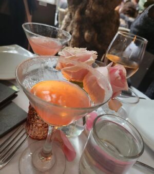Tatiana Dumitru Instagram - Cheers to one last Pump-tini! 🍸🍸 
Well, it might have been more than one, but who's counting?

#theendofanera
#pumptinis