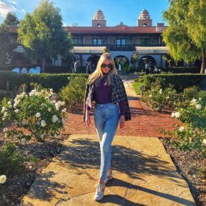Tatiana Dumitru Instagram - Striding forward with purpose, I'm always on the move. 🚀

Don't wait for opportunities, create them. 

Pick up that phone. 

Compose that email. 

Attend that event. 

When unsure, say yes, you'll figure it out later. But be unapologetic for saying 'no' if it gets in the way. 

New week ahead, and it's already looking good. 🌟👑