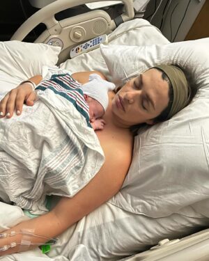 Tatiana Zappardino Instagram - 2023 was my pregnancy journey 💕 I was worried I would never have kids but now that I have this precious angel I literally have been given a new lease on life. Something to live for and I couldn’t have a happier place on earth than when I hold my baby girl in my arms 🥹 and even more perfect when Alex is holding both of us. Thank you God for your pouring of blessings this year. Merry Christmas! #2023