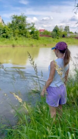 Tatyana Cherdyntseva Instagram - 🌳🌸🐕🦋💖
.
.
.
.
.
#татьяначердынцева #выходные #друзья #пес #прогулка #подмосковье #лето2024 #actresslife #forest #walk #summer #dog #friends #village