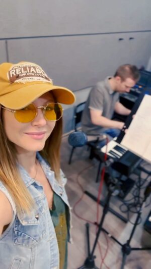 Tatyana Cherdyntseva Instagram - Решили попробовать…🎶🎹🎵🎙️
Набросали «рыбу» будущей песни…🎼
А дальше – время покажет…🤞😌

.
.
.
.
#перваярепетиция #музыка #песня #стихи #music #singer #songs #actresslife #rehearsal