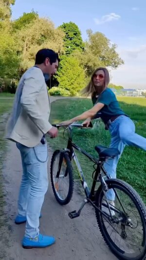 Tatyana Cherdyntseva Instagram - Много лет назад, когда я была ещё совсем девчонкой, практически все ребята из моего двора были избиты в кровь, пытаясь научить меня ездить на велосипеде… 🚲Мальчишки, как истинные рыцари, бесстрашно жертвовали собой, лишь бы прекрасная дама осталась цела и невредима…👸🏼
Но, к сожалению, конечная цель не была достигнута…🤷‍♀️🚳
Однажды мне нужно было проехать в кадре метров 150,  и ,каким-то чудом, мне это удалось, но как только я выехала из кадра, буду честной, чуть не свернула себе шею… 🤦‍♀️
И вот теперь, спустя ровно 20 лет с той самой первой попытки, мой драгоценный супруг @chubio , наконец, посадил меня на железного коня! 🚴‍♀️💪 А наш дорогой друг, Мигран Сергеич @migasergeich , отшлифовал мастерство!👌
Это ли не чудо?😅😎
Итак, еще одна ✅
.
.
.
.
#татьяначердынцева #велосипед #велик #питер #bike #actresslife #travel #surprise