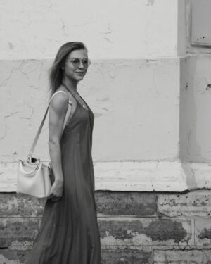 Tatyana Cherdyntseva Instagram - Вот так вот прогуливаешься вдоль набережной, любуешься… Просто бредешь, теряя счёт времени… Белые ночи всё-таки сбивают с толку… Это и приятно) и в какой-то момент случайно замечаешь, что тебя снимают…😃
Спасибо @leograf24 за атмосферные кадры на память о любимом городе…💛
Рада знакомству..☺️
.
.
.
#питер #любимыйгород #петербург #гармония #вдохновение #атмосфера #городнаневе #татьяначердынцева #saintpetersburg #mylove #beautiful #travel #грибанал #прогулка