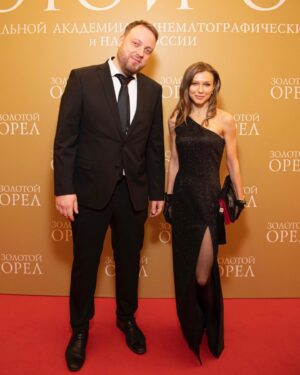Tatyana Cherdyntseva Instagram - Вот подоспели ещё фоточки с церемонии награждения #золотойорел2021 
Я типа речь готовила, на всякий случай. Сказали - быть должна😅
Ну она и была (в голове), просто каждый раз разная. 
Единственное, что оставалось неизменным - это мои благодарность и любовь к нашей офигительной съёмочной группе и коллегам актерам! Особенно питерским (восхищаюсь вами!)🙏❤️
Друзья! Вы для меня очень много значите, все! Спасибо вам за ваш профессионализм, за горящие глаза, за трепет и любовь к своему делу, которые ежедневно видела и чувствовала съемочной площадке! Все 84 порой очень сложных смены! Мы действительно стали одной семьей!
Спасибо девочкам Из Грим-цеха во главе с Аней Эсмонт @esmontanna , спасибо великолепной Кате Шапкайц и ее бессменной помощнице Виктории! Спасибо за фантастические изменения моей героини в во всех ее возрастах (от 16 до 49) - во всех она была прекрасной. 
Спасибо операторской группе под руководством Артура Гимпеля @arthurhimpel ! Артур, ты многому меня научил, как минимум ходить по точкам и вставать в свет)))
Спасибо звукорежиссёру Саше Чубинцу  @chubio ,с которым мы так крепко подружились, что спустя 3 года стали мужем и женой) Саша, спасибо тебе за поддержку, заботу, любовь и веру в меня, даже в те моменты, когда у меня совсем не оставалось!
Спасибо самым главным женщинам на нашем проекте - вторым режиссёрам: Карине Мироновой @karina_mironova и Наде Колобаевой @kolobossi ! Вы лучшие!
Огромное спасибо режиссёру «#УченицаМессинга» Владимиру Владимировичу Нахабцеву. Вы знаете с каким теплом уважением я к вам отношусь. Спасибо вам за мудрость, глубину, тонкое понимание и чувствование актёров. Без вас наш фильм не получился бы таким прекрасным!
И конечно, спасибо генеральным продюсером кинокомпании @tochkafilms  Артёму Чащихину-Тоидзе @chashchikhintoidze за идею, сценарий, за то что собрал такую крутую команду, и дал мне возможность стать её частью. 
Просто хотелось напомнить всем, кто остался за кадром о том, что все высокие рейтинги и номинации - это ваша заслуга! 
И ещё , маму @elenaglebushka я люблю вне зависимости от кино))
***
А жест на фото, я думаю, всем знаком))) Спать!..✋
. 
#татьяначердынцева #лучшаяженскаяроль