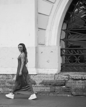 Tatyana Cherdyntseva Instagram - Вот так вот прогуливаешься вдоль набережной, любуешься… Просто бредешь, теряя счёт времени… Белые ночи всё-таки сбивают с толку… Это и приятно) и в какой-то момент случайно замечаешь, что тебя снимают…😃
Спасибо @leograf24 за атмосферные кадры на память о любимом городе…💛
Рада знакомству..☺️
.
.
.
#питер #любимыйгород #петербург #гармония #вдохновение #атмосфера #городнаневе #татьяначердынцева #saintpetersburg #mylove #beautiful #travel #грибанал #прогулка