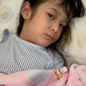 Tawan Jarujinda Instagram - ขอพักทริปฮ่องกงมาลงเรื่องนี้ก่อน 
ถามกันมาเยอะมาก
หัวหน้าเริ่มไอเยอะ และมีน้ำมูกมาตั้งแต่วันที่ 15/2 แล้ว วันที่ 16 หยุดเรียน 1 วัน พามาหมอลุงหมอรับยากลับบ้าน ยังไออยู่เรื่อยๆ แต่ไม่มีไข้ วันที่ 23/2 เริ่มมีไข้ เลยกลับมาอีกครั้ง ตรวจ Flu A/B และ Covid ทุกอย่างปกติ แต่ตอนกลางคืนมีอาเจียน จนวันพุธ 24/2 เริ่มอ่อนแรง   อาเจียนเยอะ เสมหะข้น มีมูกเลือดปนจางๆ จนต้องมาแอดมิท ตรวจเลือดเบื้องต้น ค่าเม็ดเลือดขาวสูงประมาณ 15,000  มีการติดเชื้อแบคทีเรีย ให้ยาตามอาการ และยาฆ่าเชื้อ 3 วันแรกนอนอย่างเดียว ไม่ทานข้าวเลย อยู่ได้ด้วยน้ำเกลือ แต่ลุงหมอบอกต้นทุนมาเยอะอยู่ ไม่ต้องกังวลเรื่องน้ำหนัก ลูกแม่เก่งมาก เข็มเจาะไม่ร้องเลย หรือมึนๆ อยู่ก็ไม่รู้ ไม่ได้นอนโรงพยาบาลมา 3 ปีพอดีเป๊ะ ครั้งนี้แม่ขอแป๊บเดียวพอนะ หัวหน้าสู้สู้!!!
#มียาค่ะ #แก๊งยันหว่าง #lovelymiyah