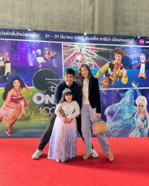 Tawan Jarujinda Instagram - ไปดู Elsa ทั้งที เบาได้หรอ ความอลังมันอยู่ที่สุ่มแหละ จบงาน ถอดตั้งแต่ยังไม่ออกจากฮอล #มียาค่ะ #แก๊งยันหว่าง #lovelymiyah #DisneyOnlceBKK2024 #ดิสนีย์ออนไอซ์
#LiveNationTero