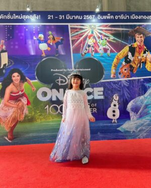 Tawan Jarujinda Instagram - ไปดู Elsa ทั้งที เบาได้หรอ ความอลังมันอยู่ที่สุ่มแหละ จบงาน ถอดตั้งแต่ยังไม่ออกจากฮอล #มียาค่ะ #แก๊งยันหว่าง #lovelymiyah #DisneyOnlceBKK2024 #ดิสนีย์ออนไอซ์
#LiveNationTero