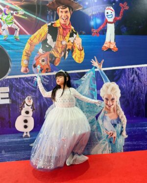 Tawan Jarujinda Instagram - ไปดู Elsa ทั้งที เบาได้หรอ ความอลังมันอยู่ที่สุ่มแหละ จบงาน ถอดตั้งแต่ยังไม่ออกจากฮอล #มียาค่ะ #แก๊งยันหว่าง #lovelymiyah #DisneyOnlceBKK2024 #ดิสนีย์ออนไอซ์
#LiveNationTero