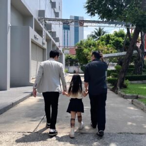 Tawan Jarujinda Instagram - ลัลลา กับพ่อ และ ลุงตั้ม @tum_jarujinda