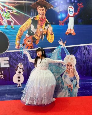 Tawan Jarujinda Instagram - ไปดู Elsa ทั้งที เบาได้หรอ ความอลังมันอยู่ที่สุ่มแหละ จบงาน ถอดตั้งแต่ยังไม่ออกจากฮอล #มียาค่ะ #แก๊งยันหว่าง #lovelymiyah #DisneyOnlceBKK2024 #ดิสนีย์ออนไอซ์
#LiveNationTero