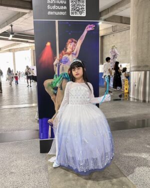 Tawan Jarujinda Instagram - ไปดู Elsa ทั้งที เบาได้หรอ ความอลังมันอยู่ที่สุ่มแหละ จบงาน ถอดตั้งแต่ยังไม่ออกจากฮอล #มียาค่ะ #แก๊งยันหว่าง #lovelymiyah #DisneyOnlceBKK2024 #ดิสนีย์ออนไอซ์
#LiveNationTero