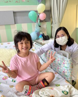 Tawan Jarujinda Instagram - 11 คืน กับการนอนโรงพยาบาลในครั้งนี้ จากที่ตอนแรกคิดว่าป่วย มีไข้ปกติ แต่การติดเชื้อในครั้งนี้พบว่ามีอาการ Acute Cerebella Ataxia การอักเสบในส่วนของสมองน้อย ส่งผลให้สูญเสียการทรงตัว ไม่สามารถลุกนั่ง หรือเดินได้เลยในช่วงแรก เพราะมีอาการมึนหัว และอาเจียนด้วย 

บอกตามตรงว่าเห็นลูกนอนติดเตียงอยู่หลายวัน ถามอะไรก็ไม่ตอบ ทั้งๆ ที่ตรวจทุกอย่างแล้วก็ไม่เห็นอะไรผิดปกติเลย ซึ่งน้องคงอธิบายไม่ถูก เพราะคุณหมอบอกว่าในส่วนที่อักเสบนั้น CT-Scan จะมองไม่เห็น และเราก็ไม่เข้าใจในรายละเอียดของโรคนี้ด้วย นั่ง Search ทั้งวัน โทรหาหมอที่รู้จักทุกคน ลามไปจนให้เพื่อนช่วยหาหมอดูให้ แต่พอเวลาผ่านไป อาการของลูกก็ดีขึ้นเรื่อยๆ 

ขอบคุณคุณแม่ที่ DM มาหา แล้วเล่าประสบการณ์ให้ฟังนะคะ ทำให้เบาใจ และหายนอยด์ ไปเยอะมาก รอแค่เวลา ที่เค้าพร้อมจริงๆ 

ขอบคุณลุงหมอสุบรรณ คุณหมอจิณห์จุฑา คุณหมอกนกรัตน์ พี่พยาบาล และเจ้าหน้าที่ของสมิติเวชทุกท่าน ที่รับมือกับความฟุ้งซ่าน และใจเย็นกับแม่มาก คอยดูแล เอาใจใส่สุดๆ ตอบทุกข้อสงสัยที่เราสรรหามาถาม ได้อย่างชัดเจน

ตอนนี้หัวหน้าอาการดีขึ้นตามลำดับ แต่ยังต้องเฝ้าระวังเวลาเดินอยู่สักระยะนึง ยังไม่สามารถไปเรียน หรือทำกิจกรรมต่างๆ ได้ โดยรวมก็น่าจะประมาณ 1 เดือน ถึงจะกลับมาได้แบบ 100% 

ขอบคุณทุกกำลังใจที่ส่งมาทุกช่องทางนะคะ 
หัวหน้าจะรีบกลับมาจัดโชว์ให้แบบฉ่ำๆ ไปเลยค่า 

#มียาค่ะ #แก๊งยันหว่าง #lovelymiyah