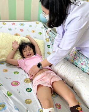 Tawan Jarujinda Instagram - 11 คืน กับการนอนโรงพยาบาลในครั้งนี้ จากที่ตอนแรกคิดว่าป่วย มีไข้ปกติ แต่การติดเชื้อในครั้งนี้พบว่ามีอาการ Acute Cerebella Ataxia การอักเสบในส่วนของสมองน้อย ส่งผลให้สูญเสียการทรงตัว ไม่สามารถลุกนั่ง หรือเดินได้เลยในช่วงแรก เพราะมีอาการมึนหัว และอาเจียนด้วย 

บอกตามตรงว่าเห็นลูกนอนติดเตียงอยู่หลายวัน ถามอะไรก็ไม่ตอบ ทั้งๆ ที่ตรวจทุกอย่างแล้วก็ไม่เห็นอะไรผิดปกติเลย ซึ่งน้องคงอธิบายไม่ถูก เพราะคุณหมอบอกว่าในส่วนที่อักเสบนั้น CT-Scan จะมองไม่เห็น และเราก็ไม่เข้าใจในรายละเอียดของโรคนี้ด้วย นั่ง Search ทั้งวัน โทรหาหมอที่รู้จักทุกคน ลามไปจนให้เพื่อนช่วยหาหมอดูให้ แต่พอเวลาผ่านไป อาการของลูกก็ดีขึ้นเรื่อยๆ 

ขอบคุณคุณแม่ที่ DM มาหา แล้วเล่าประสบการณ์ให้ฟังนะคะ ทำให้เบาใจ และหายนอยด์ ไปเยอะมาก รอแค่เวลา ที่เค้าพร้อมจริงๆ 

ขอบคุณลุงหมอสุบรรณ คุณหมอจิณห์จุฑา คุณหมอกนกรัตน์ พี่พยาบาล และเจ้าหน้าที่ของสมิติเวชทุกท่าน ที่รับมือกับความฟุ้งซ่าน และใจเย็นกับแม่มาก คอยดูแล เอาใจใส่สุดๆ ตอบทุกข้อสงสัยที่เราสรรหามาถาม ได้อย่างชัดเจน

ตอนนี้หัวหน้าอาการดีขึ้นตามลำดับ แต่ยังต้องเฝ้าระวังเวลาเดินอยู่สักระยะนึง ยังไม่สามารถไปเรียน หรือทำกิจกรรมต่างๆ ได้ โดยรวมก็น่าจะประมาณ 1 เดือน ถึงจะกลับมาได้แบบ 100% 

ขอบคุณทุกกำลังใจที่ส่งมาทุกช่องทางนะคะ 
หัวหน้าจะรีบกลับมาจัดโชว์ให้แบบฉ่ำๆ ไปเลยค่า 

#มียาค่ะ #แก๊งยันหว่าง #lovelymiyah