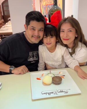 Tawan Jarujinda Instagram - สุขสันต์วันเกิดคนตลกของพ่อ 6ขวบแล้ว รักหนูที่สุดเลย วันเกิดพ่อทำงานอดอยู่ด้วยกันแต่เห็นหนูมีความสุขพ่อก็มีความสุข #lovelymiyah