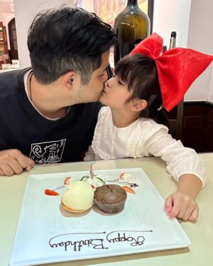 Tawan Jarujinda Instagram - สุขสันต์วันเกิดคนตลกของพ่อ 6ขวบแล้ว รักหนูที่สุดเลย วันเกิดพ่อทำงานอดอยู่ด้วยกันแต่เห็นหนูมีความสุขพ่อก็มีความสุข #lovelymiyah