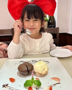 Tawan Jarujinda Instagram - สุขสันต์วันเกิดคนตลกของพ่อ 6ขวบแล้ว รักหนูที่สุดเลย วันเกิดพ่อทำงานอดอยู่ด้วยกันแต่เห็นหนูมีความสุขพ่อก็มีความสุข #lovelymiyah