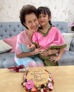 Tawan Jarujinda Instagram - Happy birthday คุณย่าคะ @kaopundao รักคุณย่าที่สุดเลย!!!!!! 🥰🥰🥰🥰🥰🥰