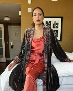 Tawny Cypress Instagram - I had fun meeting the fans❤️ Thanks for hosting us #sxsw2023 #campyellowjackets hair and makeup by: @nadiahoecklin