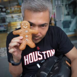 Tay Ping Hui Instagram - What do y’all think I am gonna do to the gingerbread man? 
Yeah, i gonna make it slow and poetic. 😈😈😈
Sorry dude, too bad you ran into a gingerbread killer. You tasted yummy.

我会怎样对待这姜饼先生？
慢慢滴，一步一步滴,让它五马分尸，支离破碎😈😈😈
你生前混得不错，可惜遇上我这姜饼杀手。安息吧！

#taypinghui #郑斌辉 #taypinghuieats #tgif #friday #gingerbread #weekend